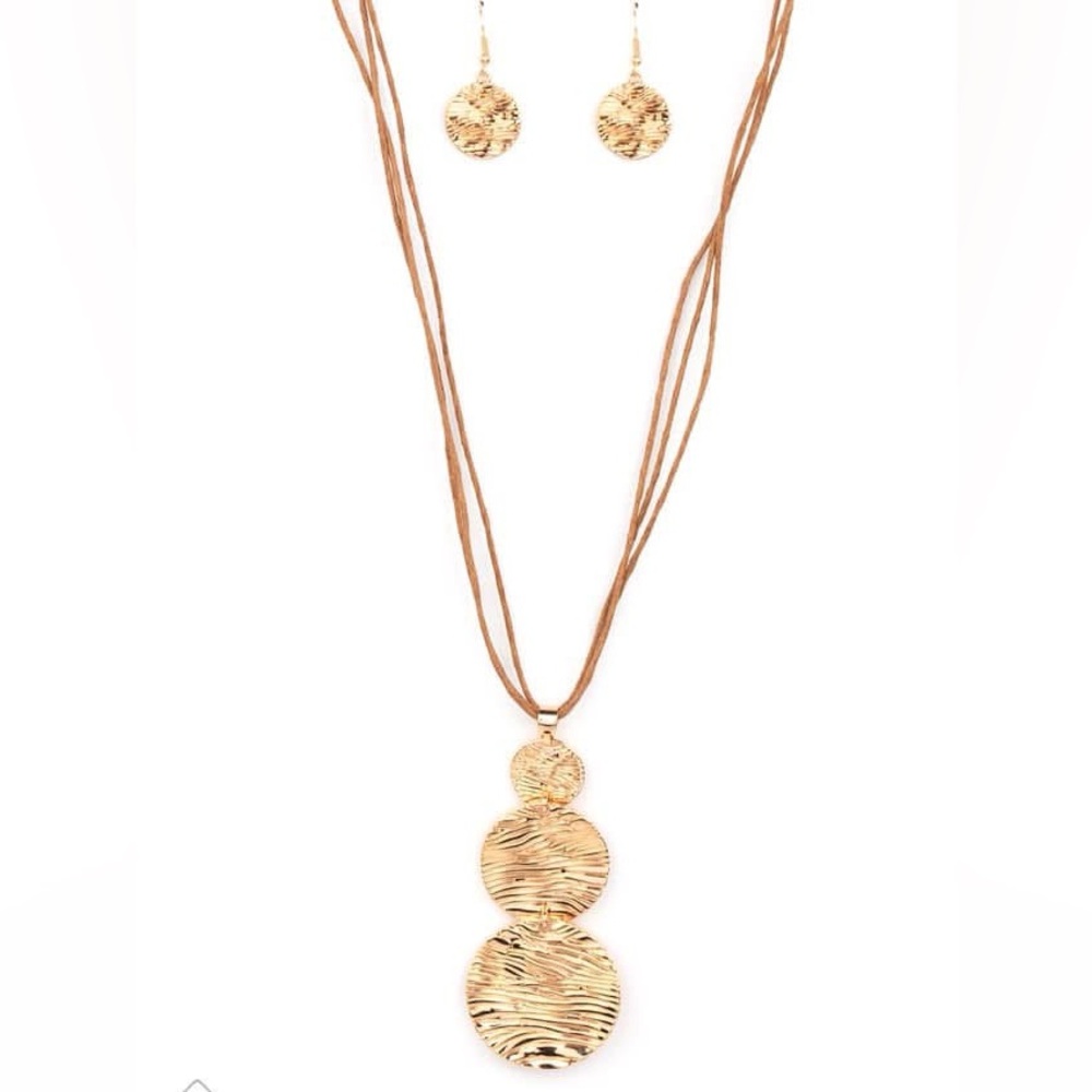 Textured gold disc necklace